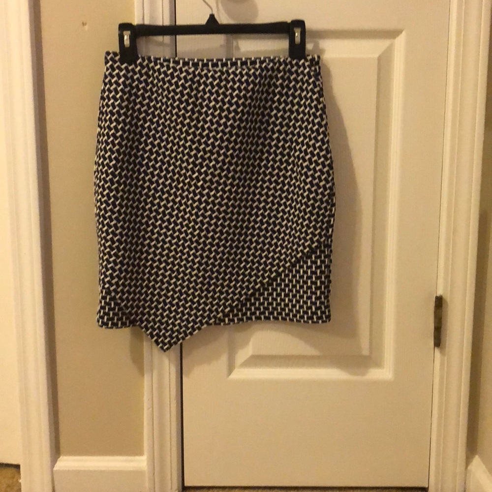 Fashionable midi skirt